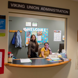 Image of WWU students at the VU Administration Desk