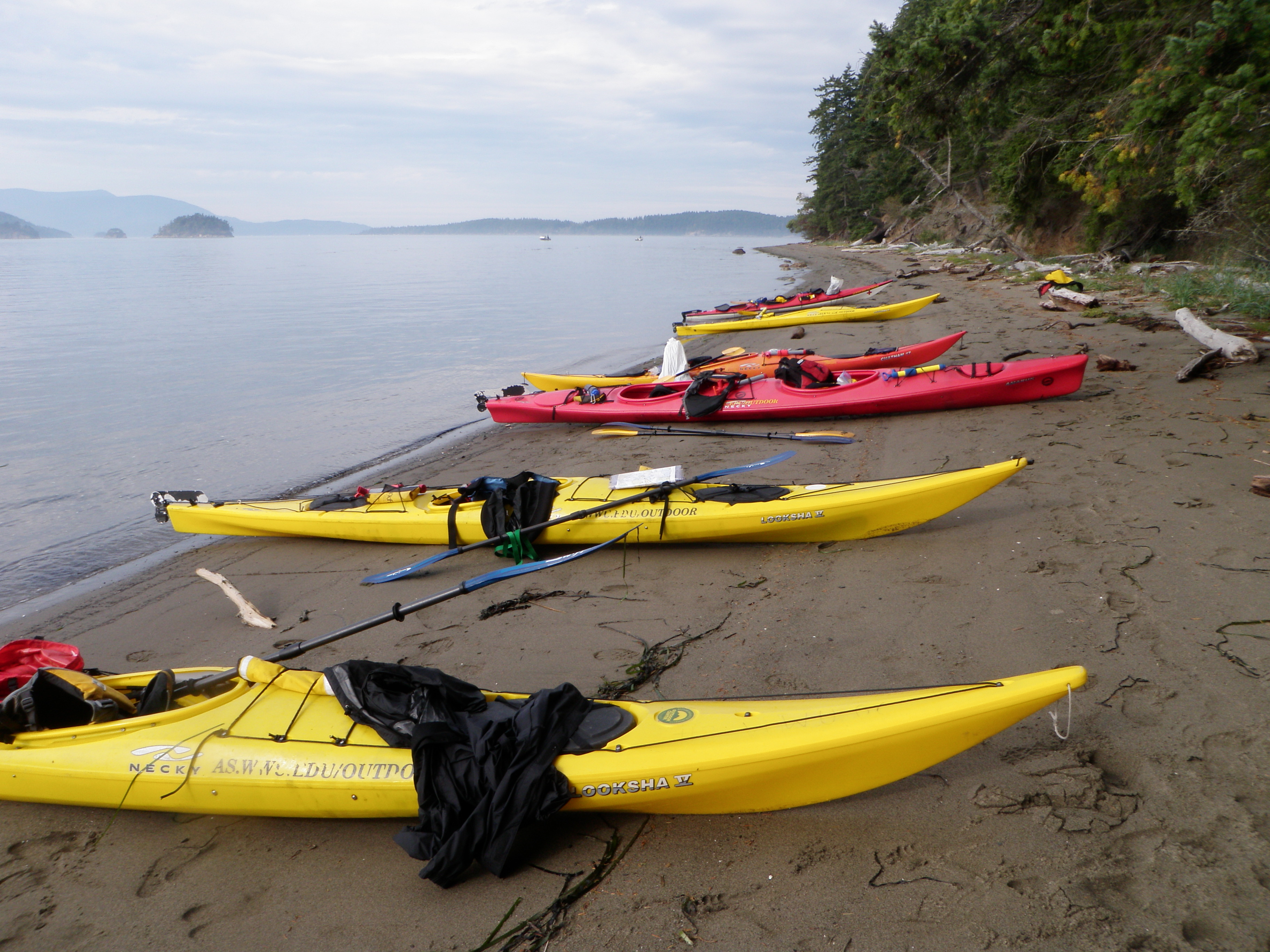 Kayaks on beach at ViQueen Lodge